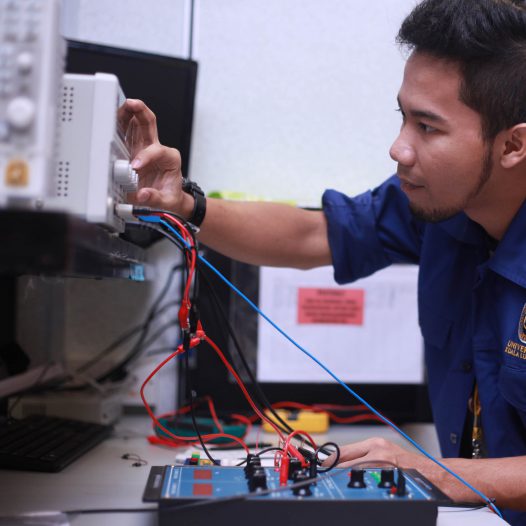 Diploma of Engineering Technology in Electrical and Electronics (Marine)